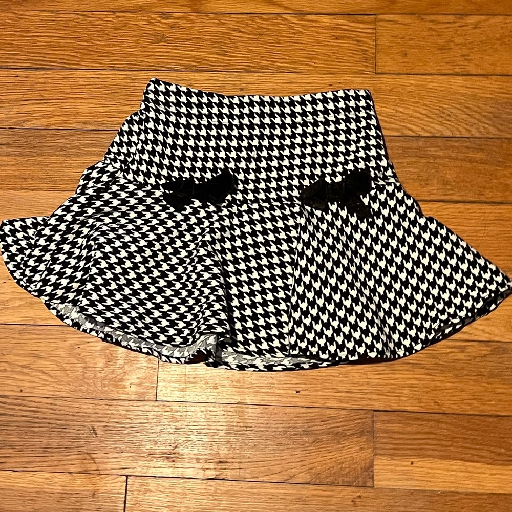 Cute girls black and white skirt with design and bows Size 8-9Y